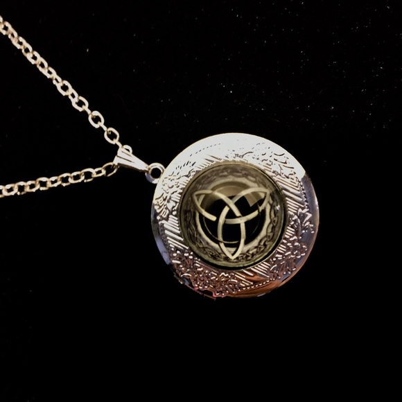 Celtic Locket Triquetra Necklace 20” chain - Picture 5 of 5